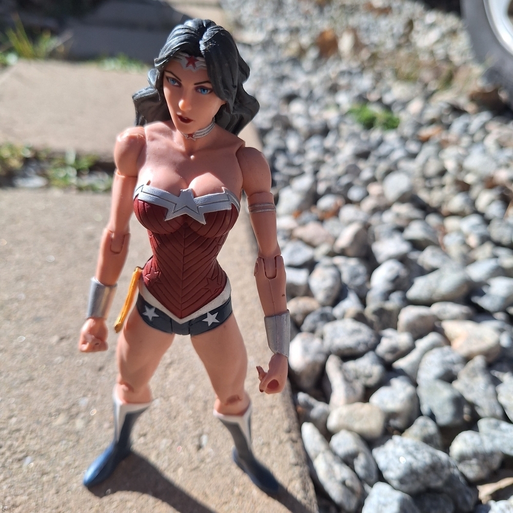 Wonder Woman Collectible Action Figure with Red & Silver Outfit DC Comics C05614 - Picture 4 of 12